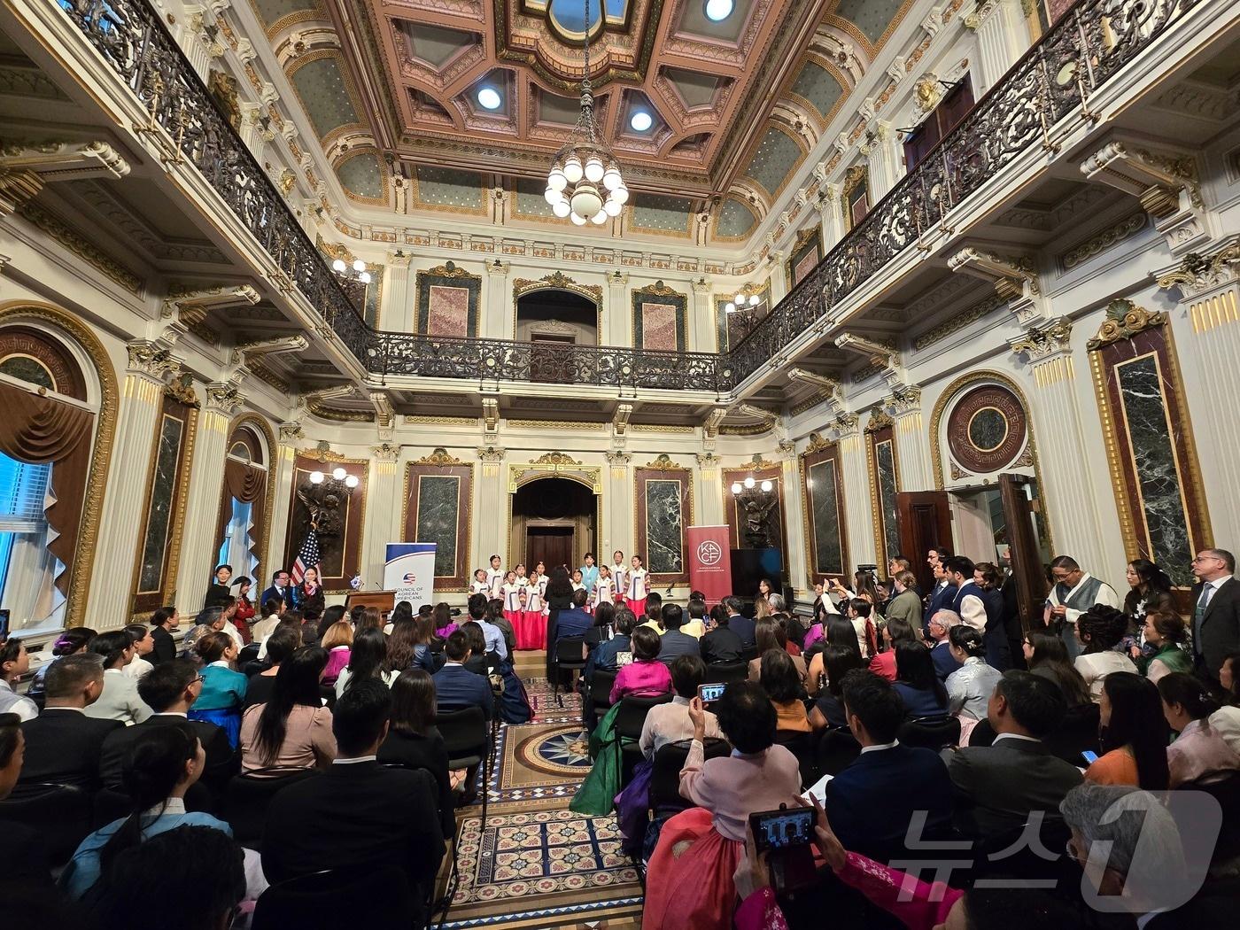 본문 이미지 - 17일(현지시각) 미국 워싱턴DC 백악관의 '아이젠하워 행정동'에서 처음으로 한국 명절을 축하하는 행사가 열리고 있다. 조 바이든 미국 대통령과 민주당 대선 후보인 카멀라 해리스 부통령도 서한을 통해 축하 인사를 건넸다. <사진=독자 제공>