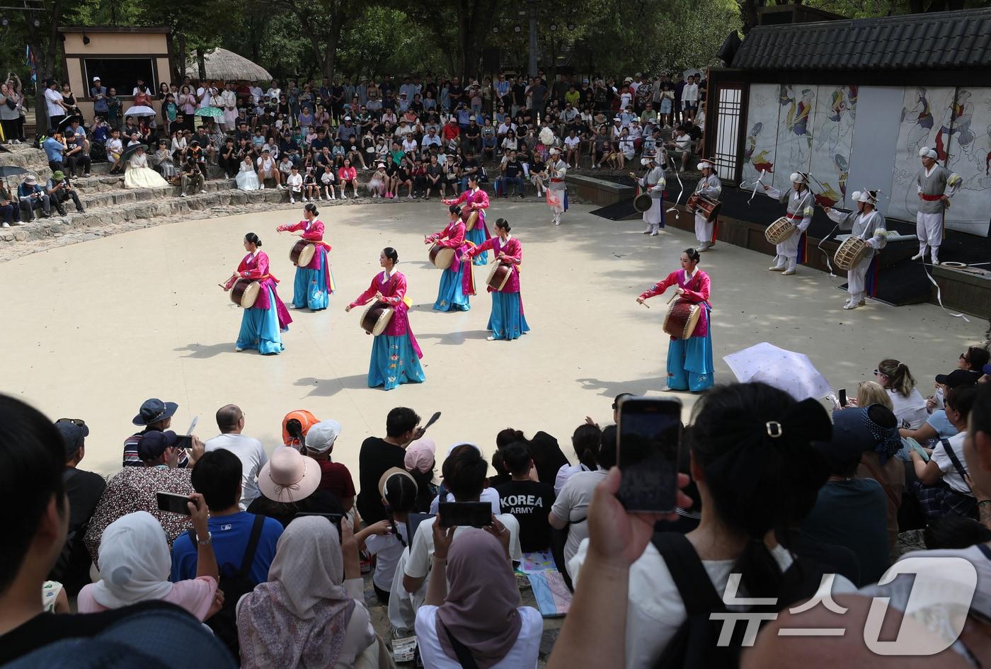 경기 용인시 기흥구 한국민속촌에서 공연단이 신명나는 풍물소리와 함께 멋진 전통 공연을 하고 있다. 2024.9.18/뉴스1 ⓒ News1 