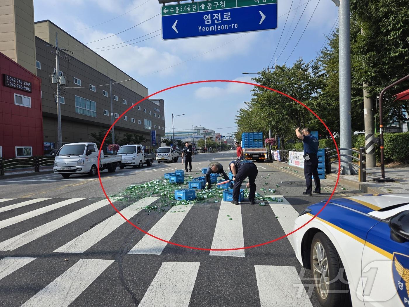 본문 이미지 - 흩어진 소주병들(인천경찰청 제공)/뉴스1