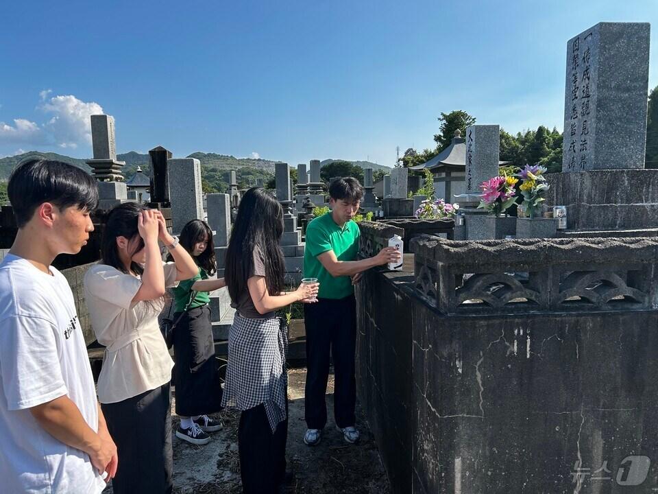 본문 이미지 - 전남 삼호고 동아리 ‘컬쳐웍스’ 학생들이 아소 탄광 조선인 강제징용자 묘비에서 제를 올리며 기리고 있다.(전남도교육청 제공)2024.9.18./뉴스1