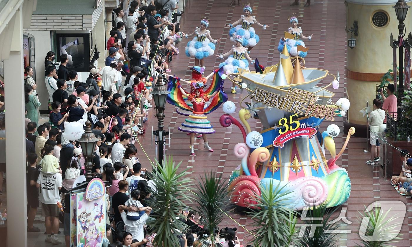 본문 이미지 - 서울 송파구 잠실 롯데월드 어드벤처를 찾은 시민들이 퍼레이드 공연을 보고 있다. 2024.9.18/뉴스1 ⓒ News1 김성진 기자