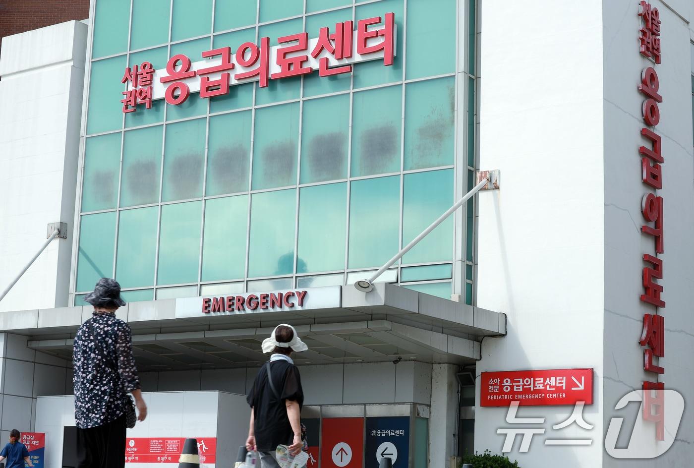 18일 오후 서울 시내 대학병원 응급의료센터 앞으로 보호자 등이 지나고 있다. 2024.9.18/뉴스1 ⓒ News1 박정호 기자