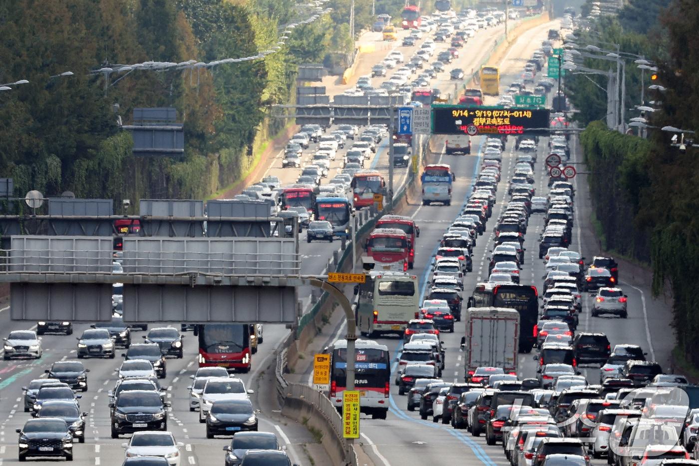 추석 연휴 마지막 날 오후 서울 서초구 경부고속도로 잠원IC 인근에서 차량들이 고속도로를 달리고 있다.뉴스1 ⓒ News1 신웅수 기자
