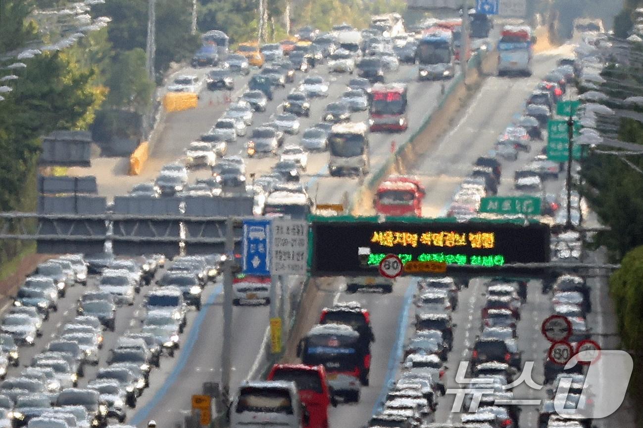 본문 이미지 - 서울 서초구 경부고속도로 잠원IC 인근에서 차량들이 고속도로를 달리고 있다. &#40;자료사진&#41;/뉴스1 ⓒ News1 신웅수 기자