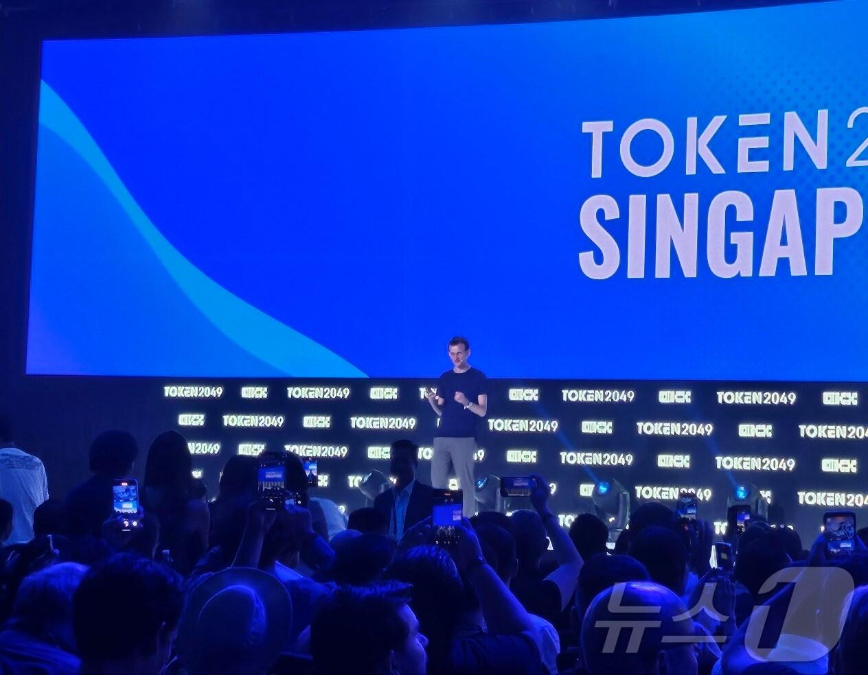 본문 이미지 - 비탈릭 부테린 이더리움 창시자가 18일 싱가포르 &#39;토큰 2049&#39;에서 발표하고 있다. 2024.9.18/뉴스1 ⓒ News1