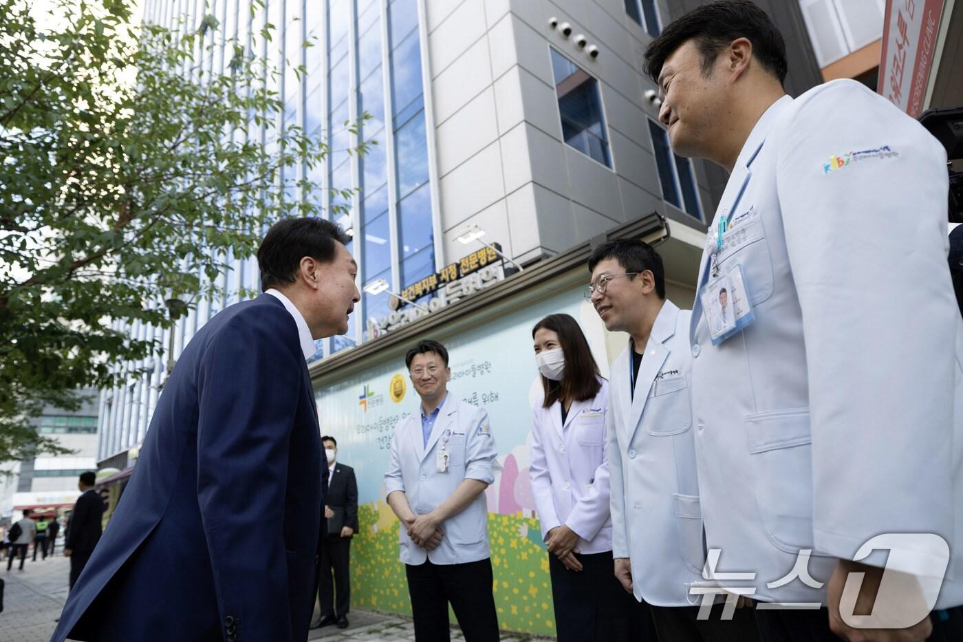 본문 이미지 - 윤석열 대통령이 18일 서울 성북구 우리아이들병원을 찾아 의료진과 인사를 나누고 있다. (대통령실 제공) 2024.9.18/뉴스1 ⓒ News1 박지혜 기자