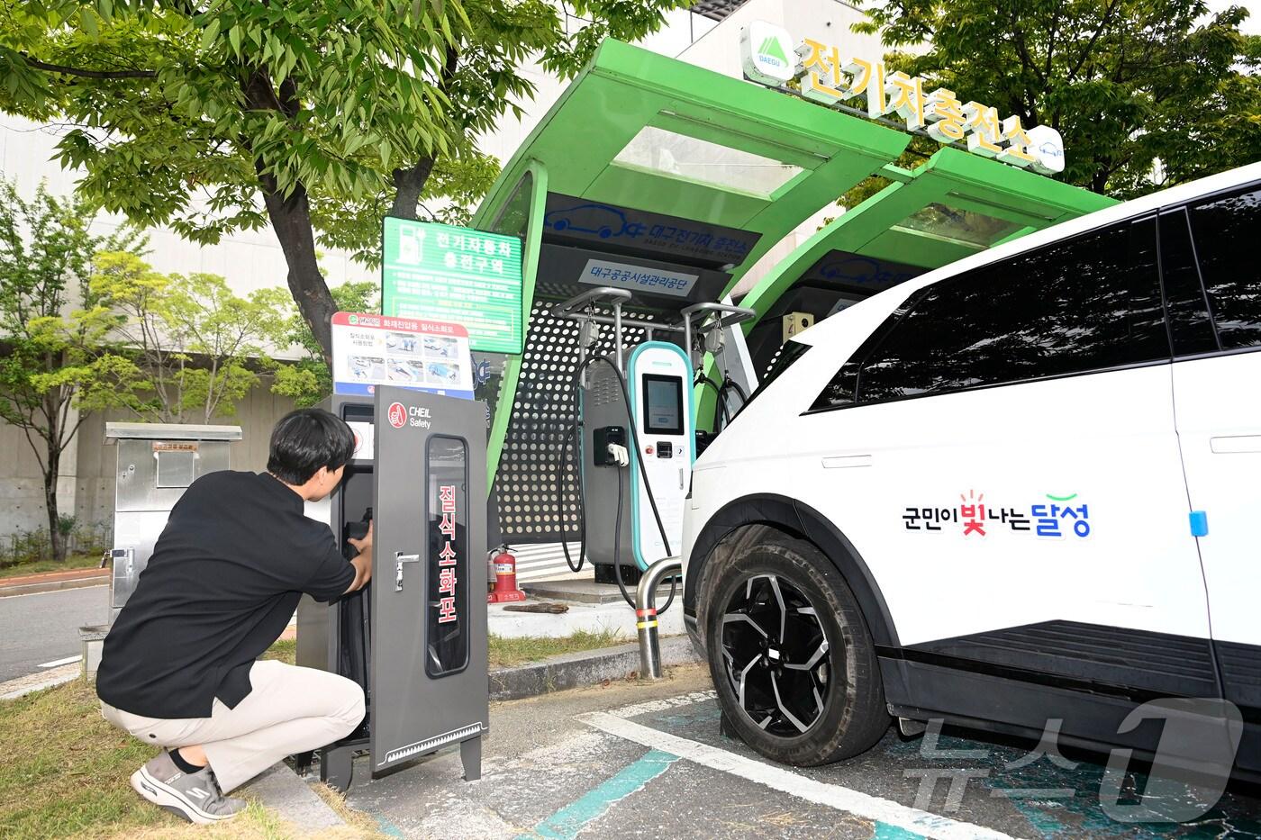 본문 이미지 - 대구 달성군청 주차장에 설치된 질식소화포.(대구 달성군 제공)