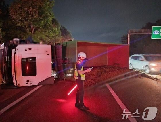 본문 이미지 - 14일 오전 3시 49분께 서해안고속도로 목포방향 262㎞ 지점 당진IC 부근에서 22톤 화물트럭이 다마스 차량을 추돌하는 사고가 발생했다. (당진소방서 제공)/뉴스1 