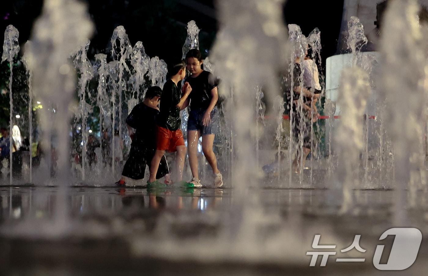 열대야 속 바닥분수대. ⓒ News1