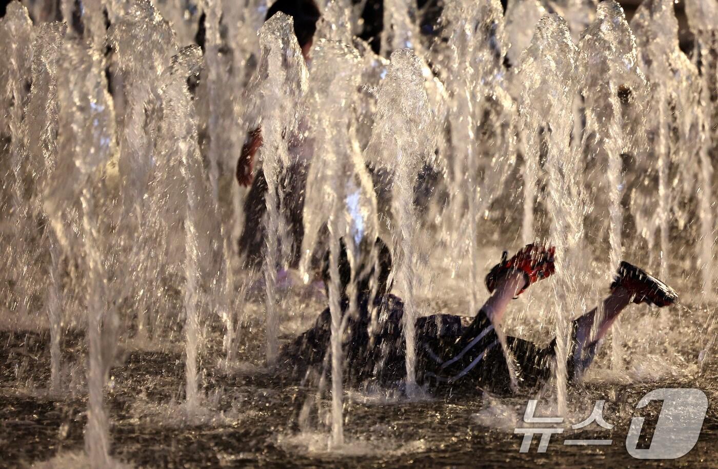 서울 종로구 광화문광장 바닥분수에서 어린이들이 물놀이를 하며 더위를 식히고 있다. 2024.9.18/뉴스1 ⓒ News1 이동해 기자