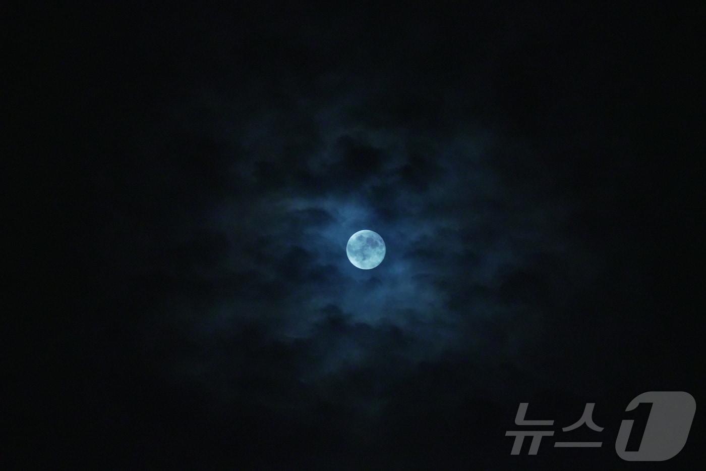 본문 이미지 - 추석 명절 연휴 막바지인 18일 밤, 경기 고양 화정역 인근에 하늘에 구름 사이 둥근 보름달이 떠오르고 있다. 2024.9.18 ⓒ 뉴스1 황덕현 기후환경전문기자