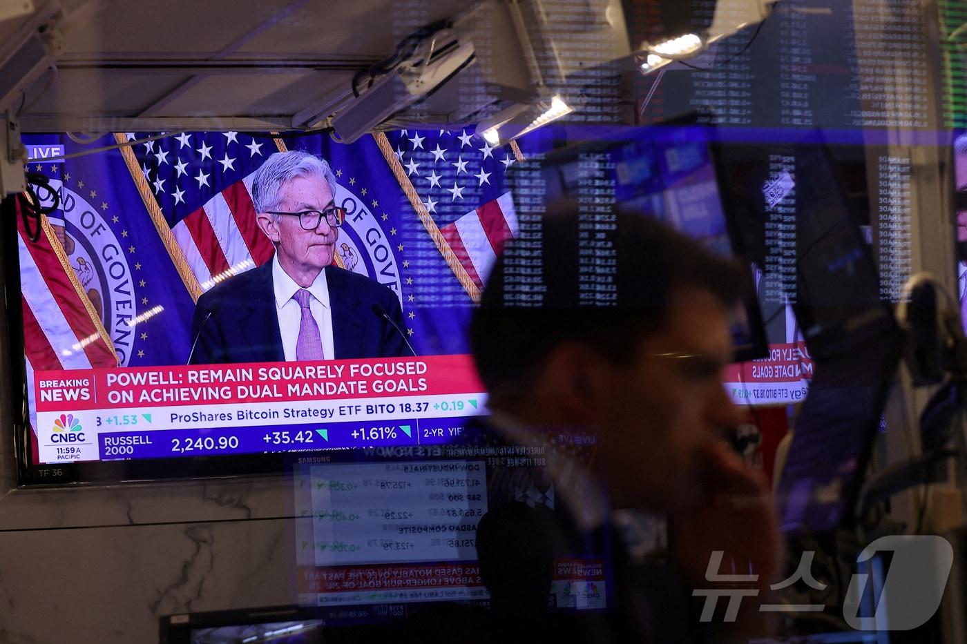 제롬 파월 연방준비제도 의장이 18일(현지시간) 기준금리를 0.5%포인트 인하하는 '빅컷' 단행 후 기자회견을 진행하고 있는 모습이 뉴욕증권거래소(NYSE)의 TV 화면을 통해 방영되고 있다. ⓒ 로이터=뉴스1 ⓒ News1 류정민 특파원