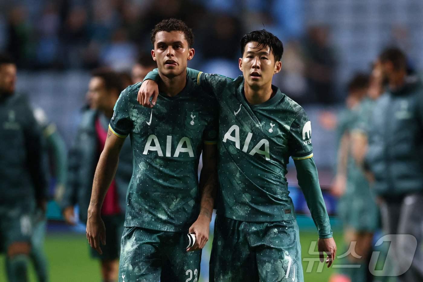 토트넘 홋스퍼 손흥민(오른쪽)과 브레넌 존슨. ⓒ AFP=뉴스1