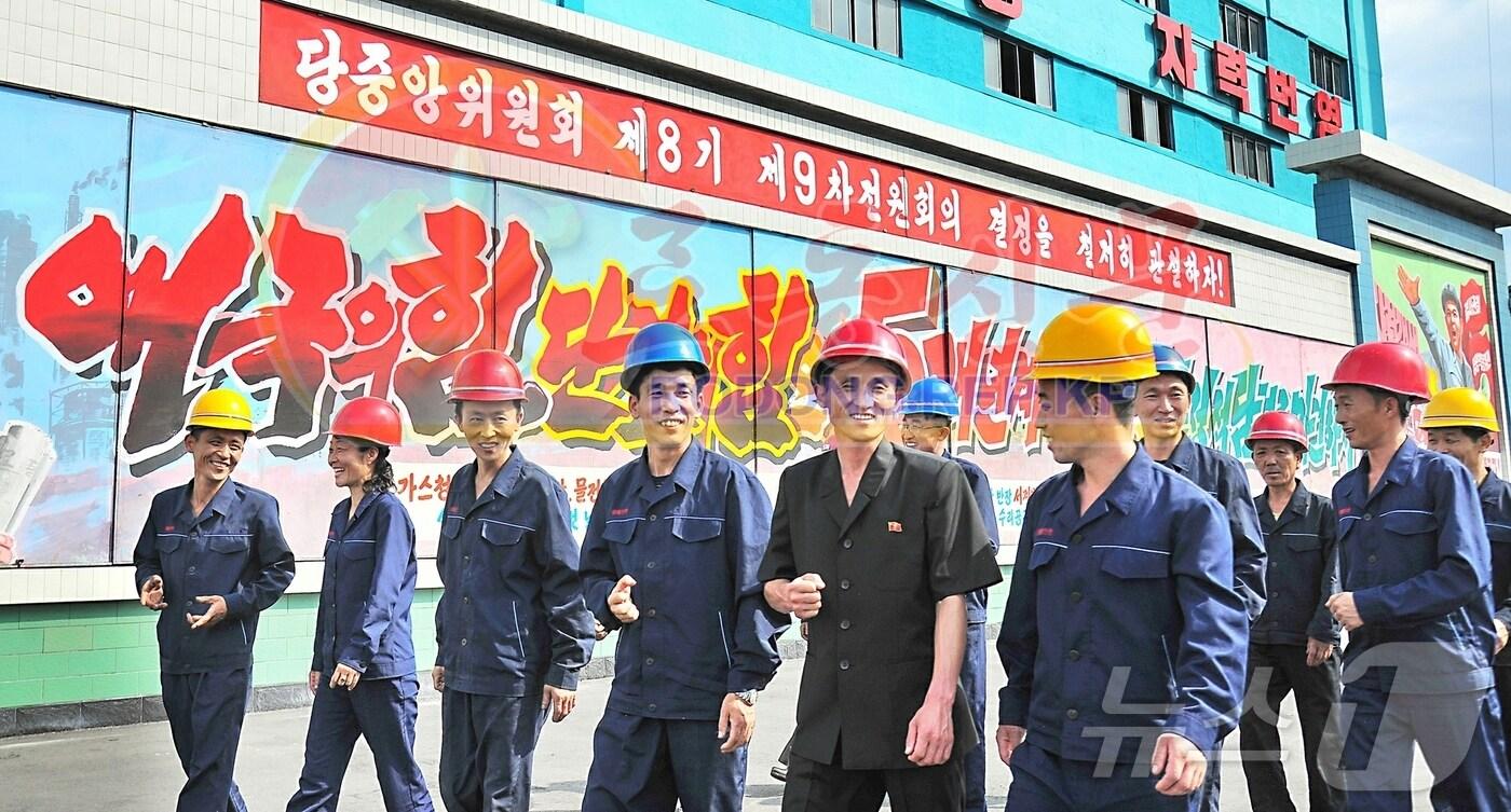 (평양 노동신문=뉴스1) = 북한 노동당 기관지 노동신문은 19일 '국가경제발전 5개년 계획'을 언급하며 생산력과 기술력 향상을 주문했다. 사진은 흥남비료연합기업소. [국내에서만 사용가능. 재배포 금지. DB 금지. For Use Only in the Republic of Korea. Redistribution Prohibited] rodongphoto@news1.kr