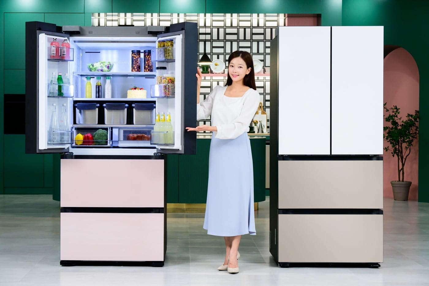 본문 이미지 - 삼성전자 모델이 '비스포크 AI 김치플러스'를 소개하고 있다(삼성전자 제공). ⓒ 뉴스1