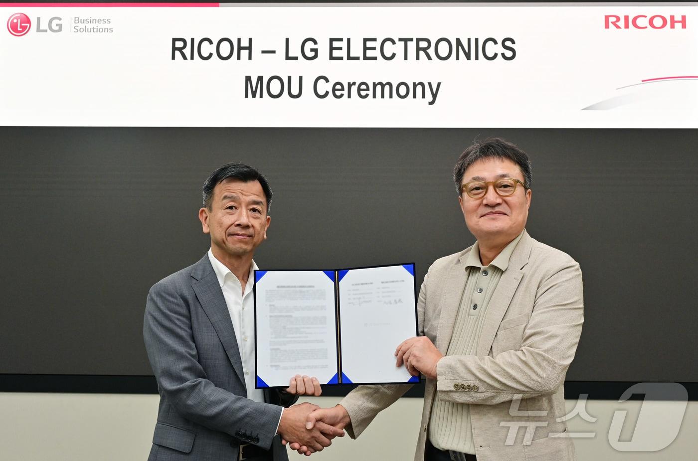 백기문 LG전자 ID사업부장(오른쪽)과 타카시로 이리사 리코 디지털서비스사업 총괄부문장이 서울 강서구 LG사이언스파크에서 '기업 내 디지털전환(DX)을 위한 서비스 발굴 및 사업협력을 위한 업무협약(MOU)'을 체결한 뒤 기념촬영을 하고 있다.(LG전자 제공) ⓒ News1 한재준 기자