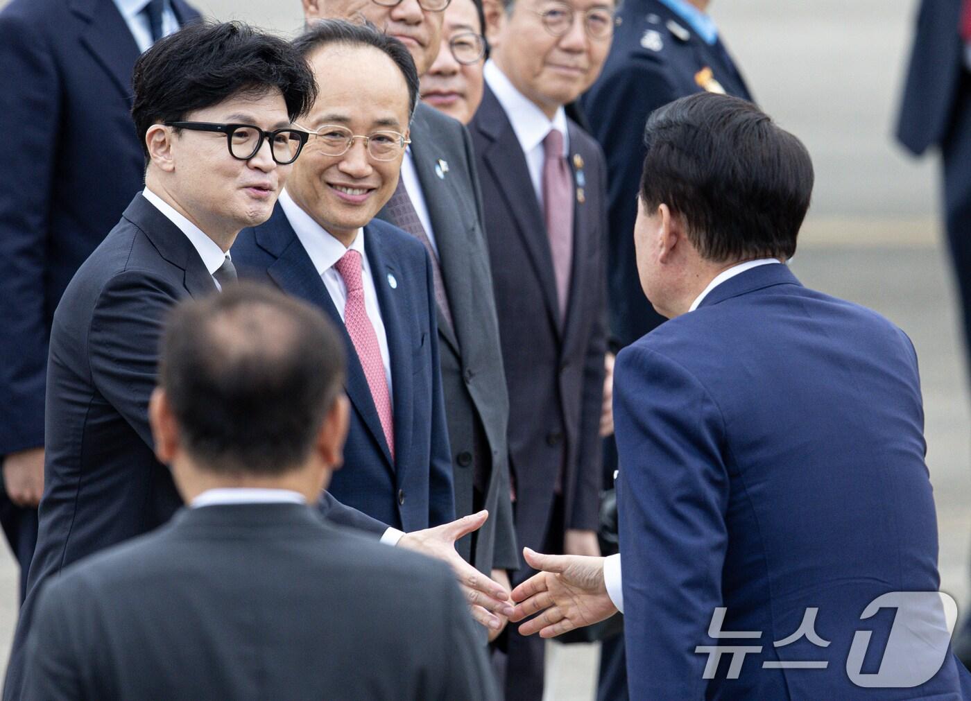 본문 이미지 - 윤석열 대통령이 19일 오전 경기도 성남시 서울공항에서 체코로 출국하기 전 한동훈 국민의힘 대표와 인사하고 있다. 윤 대통령은 이번 체코 방문을 통해 지난 7월 한국수력원자력이 두코바니 신규 원전 건설사업의 우선협상대상자로 선정된 이후 후속 조치에 매진한다는 방침이다. 2024.9.19/뉴스1 ⓒ News1 이재명 기자