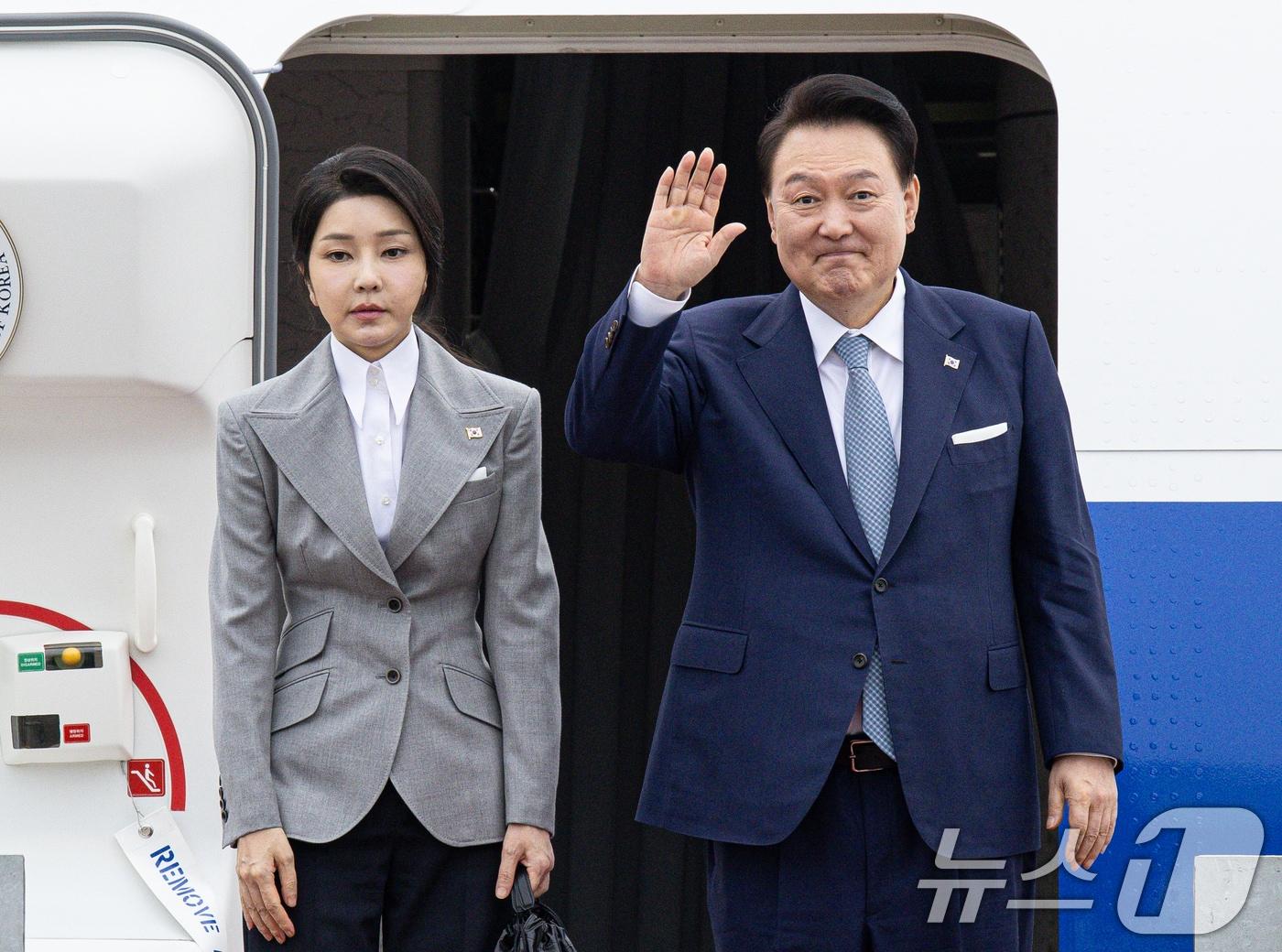 본문 이미지 - 윤석열 대통령과 김건희 여사가 19일 오전 경기도 성남시 서울공항에서 체코로 출국하기 위해 공군 1호기에 올라 인사하고 있다. 윤 대통령은 이번 체코 방문을 통해 지난 7월 한국수력원자력이 두코바니 신규 원전 건설사업의 우선협상대상자로 선정된 이후 후속 조치에 매진한다는 방침이다. 2024.9.19/뉴스1 ⓒ News1 이재명 기자