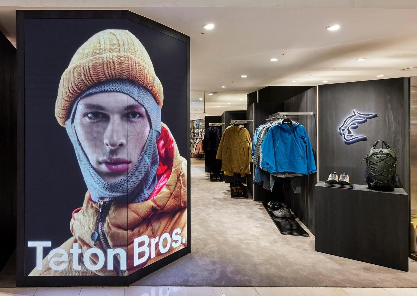티톤브로스(TetonBros)는 롯데백화점 잠실점에 국내 첫 오프라인 단독 매장을 개점했다.(티톤브로스제공)