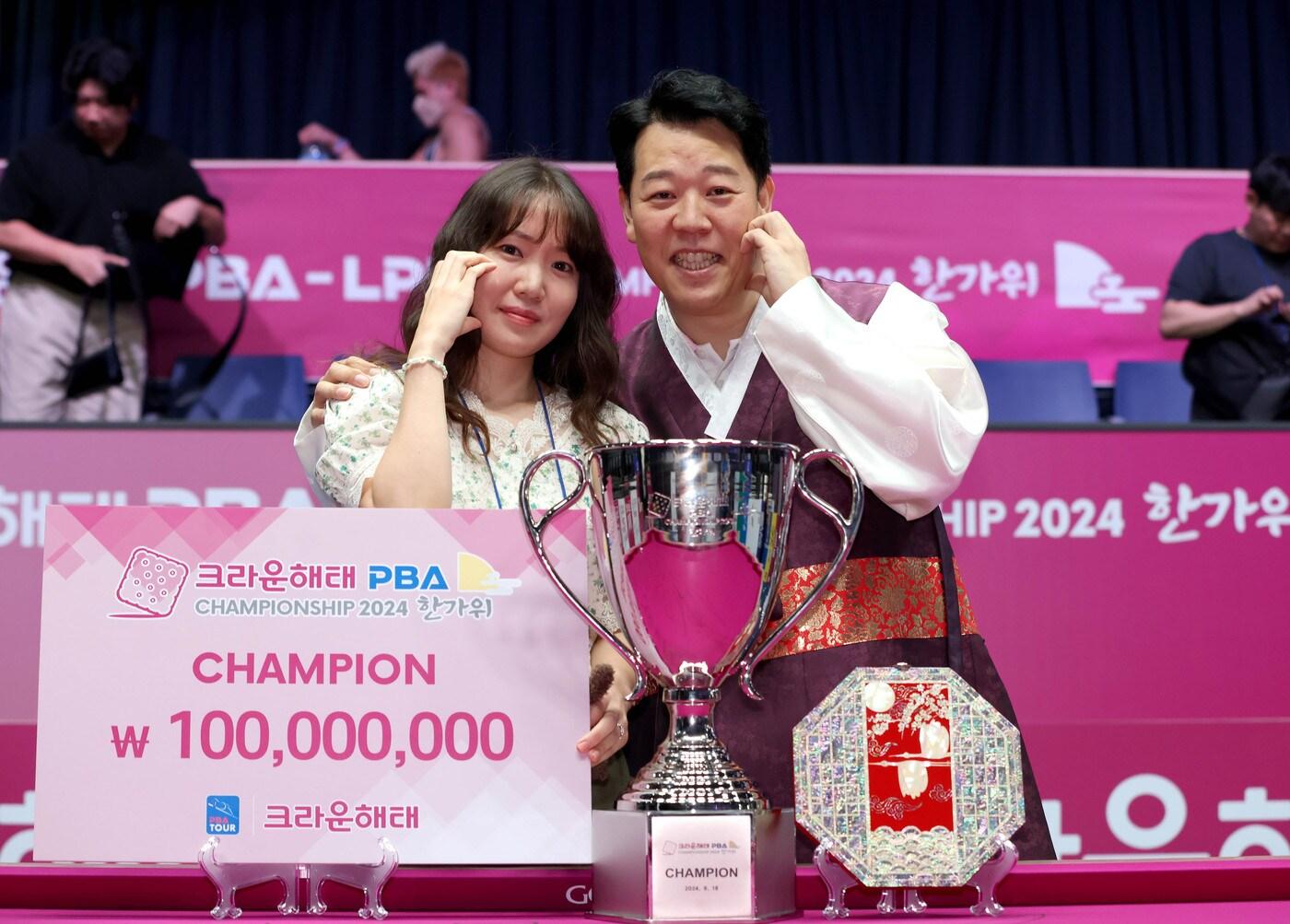 본문 이미지 - 크라운해태 챔피언십 한가위 결승전서 우승한 강동궁(오른쪽)이 아내와 함께 기뻐하고 있다.(PBA 제공)