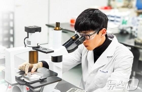 본문 이미지 - 알테오젠 연구진이 연구를 하고 있다.(알테오젠 제공)/뉴스1 ⓒ News1