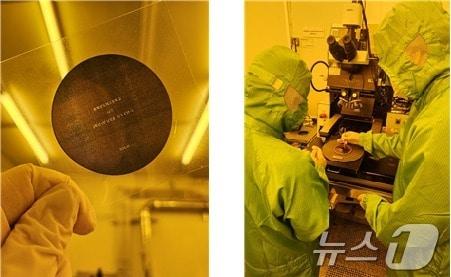 본문 이미지 - 충북 특수목적고 학생들이 반도체 제조 공정을 실습하고 있다.(KBSI 제공)/뉴스1