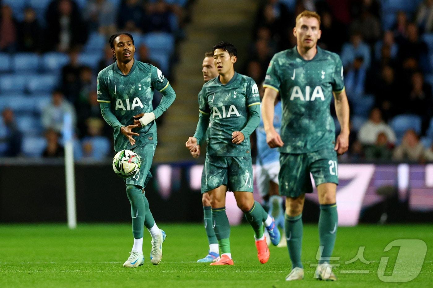 손흥민(가운데)의 소속팀 토트넘 홋스퍼는 2024-25시즌 초반 부진한 경기력을 보이고 있다. ⓒ 로이터=뉴스1