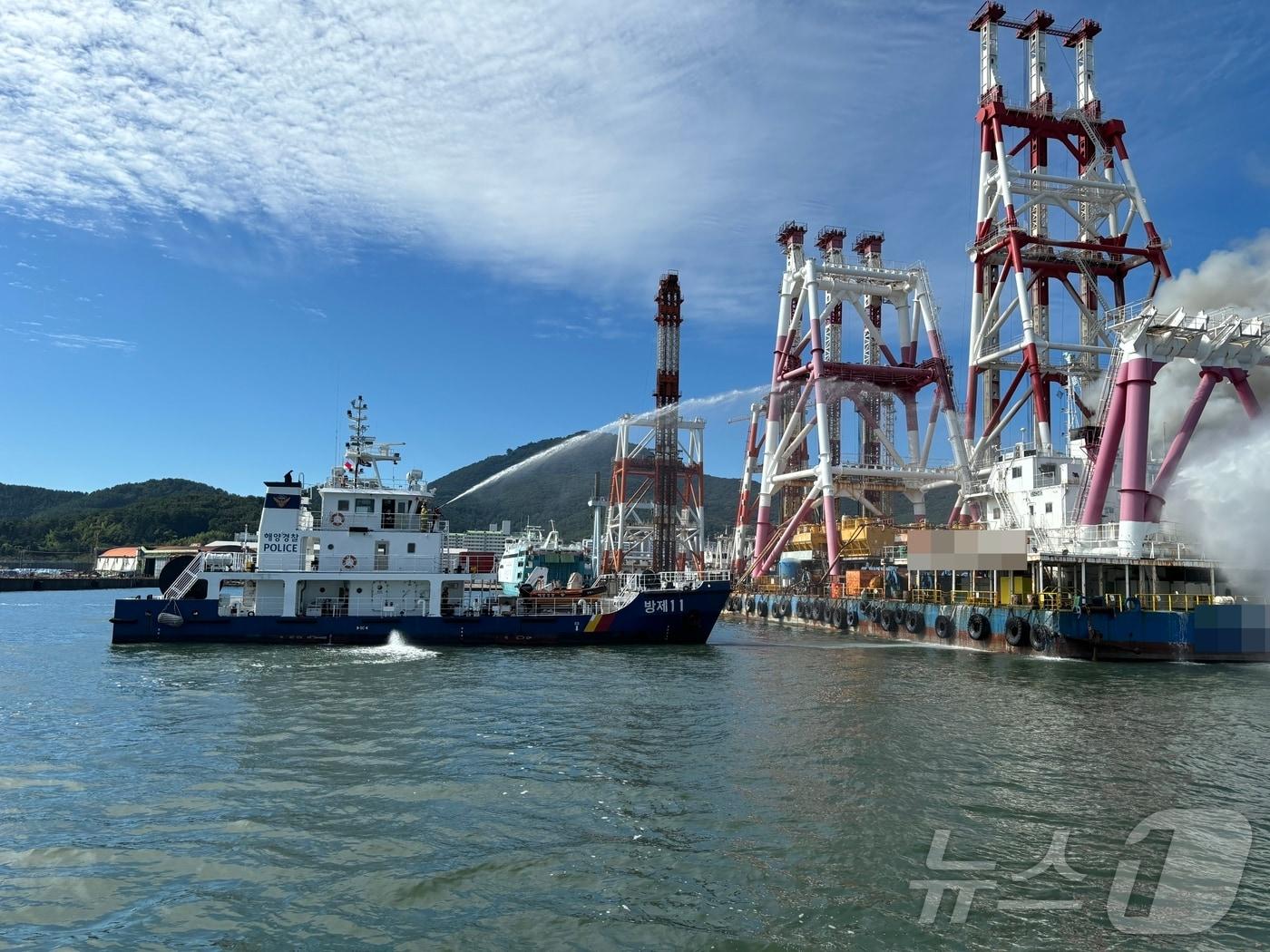 본문 이미지 - 통영 도남동 한 조선소 내 해상크레인선에서 난 불을 진압하고 있다.(통영해경 제공)