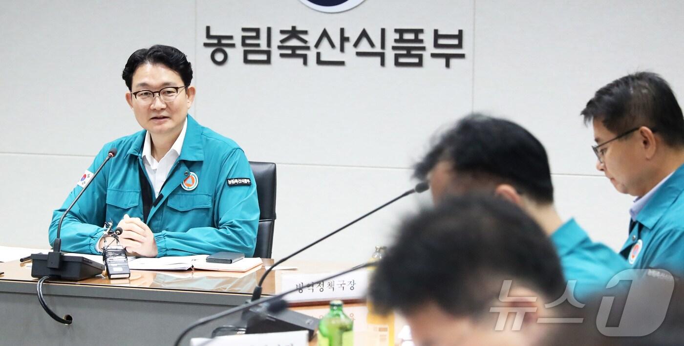 본문 이미지 - 김종구 농림축산식품부 농업혁신정책실장(가운데)이 19일 오전 세종시 정부세종청사 재난상황실에서 지난 18일 경기도 여주 한우농장에서 발생한 럼피스킨 발병과 관련 긴급 방역대책 회의를 주재하며 발언하고 있다.2024.9.19/뉴스1 ⓒ News1 김기남 기자