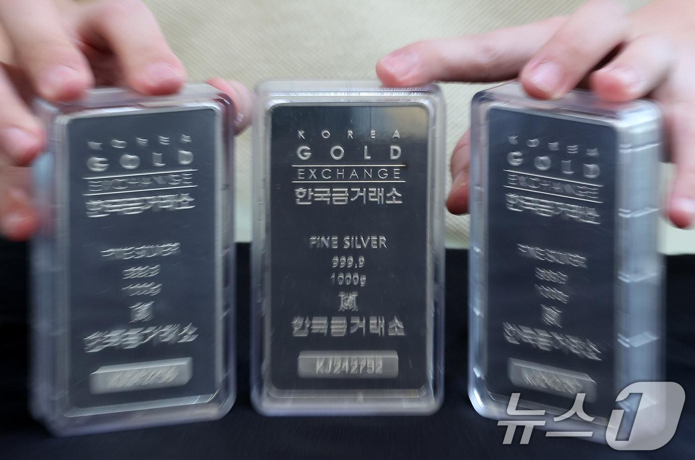 서울 종로구 한국금거래소에서 관계자가 실버바를 선보이고 있다./뉴스1 ⓒ News1 김진환 기자