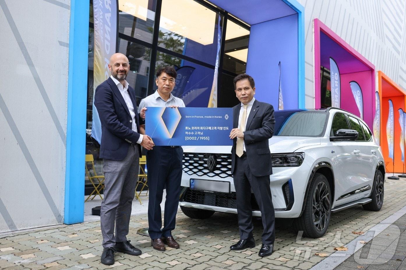 본문 이미지 - 좌측부터 엠마누엘 알나와킬 르노코리아 영업마케팅본부장, 허수수 고객, 황재섭 르노코리아 영업 및 네트워크 총괄 전무가 13일 르노 성수에서 개최된 '뉴 르노 그랑 콜레오스 E-Tech 하이브리드' 특별 인도식에서 기념사진을 촬영하고 있다(르노코리아 제공). 2024.09.13/뉴스1