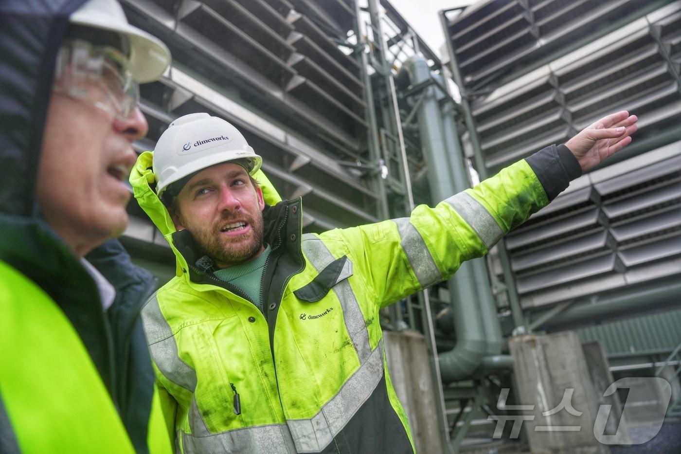 본문 이미지 - 4일(현지시간) 막심 윌리엄스 클라임웍스 수석 공장책임자가 아이슬란드 헬리셰이디의 세계 최대 공기 중 탄소 직접포집 공장인 매머드(Mammoth)를 소개하고 있다. ⓒ 뉴스1 황덕현 기자