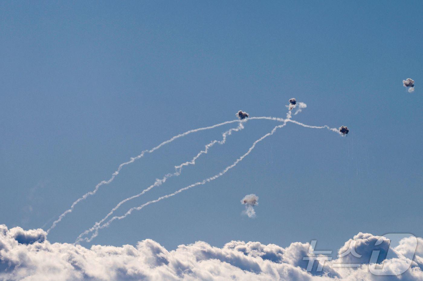 이스라엘 북부 갈릴리 상공에서 방공 시스템인 아이언 돔이 레바논이 발사한 로켓을 요격하고 있다. 2024.09.19 ⓒ AFP=뉴스1 ⓒ News1 우동명 기자