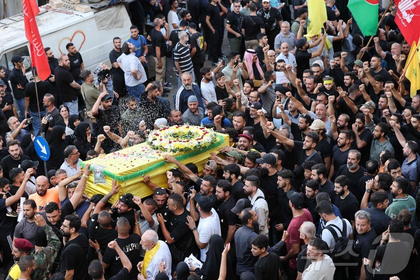 18일(현지시간) 레바논 남부 베이루트에서 무선호출기(삐삐) 폭발로 숨진 희생자 장례식서 주민들이 유해에 쌀을 던지고 있다. 2024.09.19 ⓒ AFP=뉴스1 ⓒ News1 우동명 기자