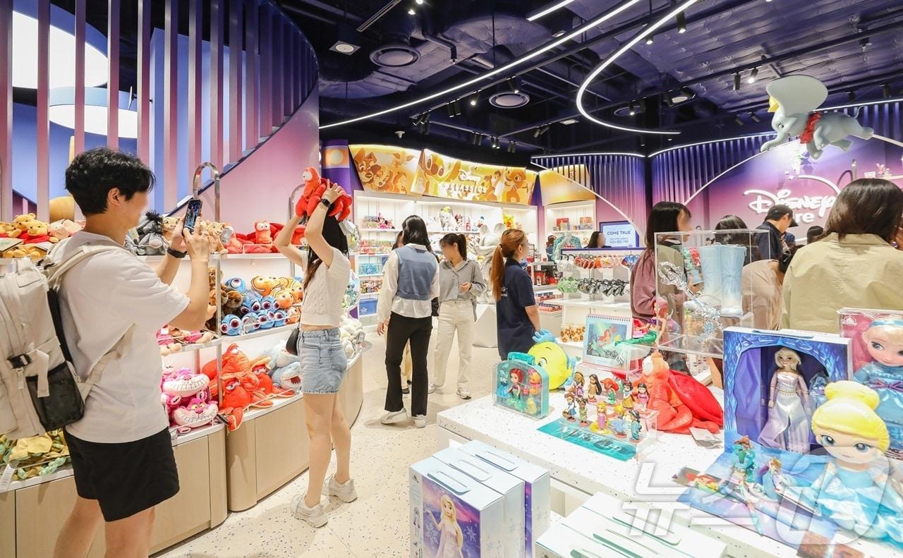 본문 이미지 - 현대백화점이 디즈니 스토어 첫 팝업 매장을 선보인다.(현대백화점 제공)