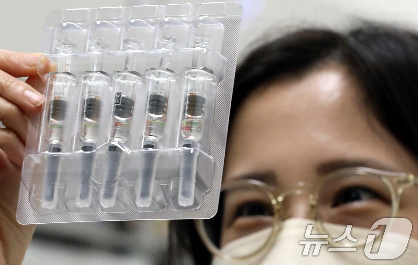 병·의원에 배포된 인플루엔자(독감) 백신을 점검하고 있는 모습.(뉴스1DB)/뉴스1