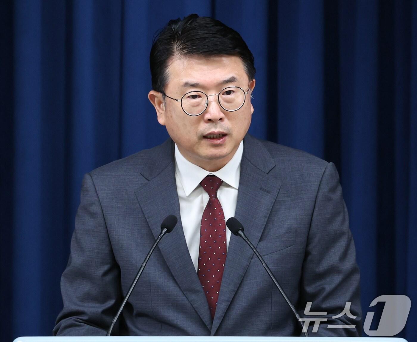 본문 이미지 - 장상윤 사회수석이 19일 서울 용산 대통령실 청사 브리핑룸에서 추석 연휴 응급의료 대응 상황 및 의료개혁 관련 브리핑을 하고 있다. 2024.9.19/뉴스1 ⓒ News1 송원영 기자