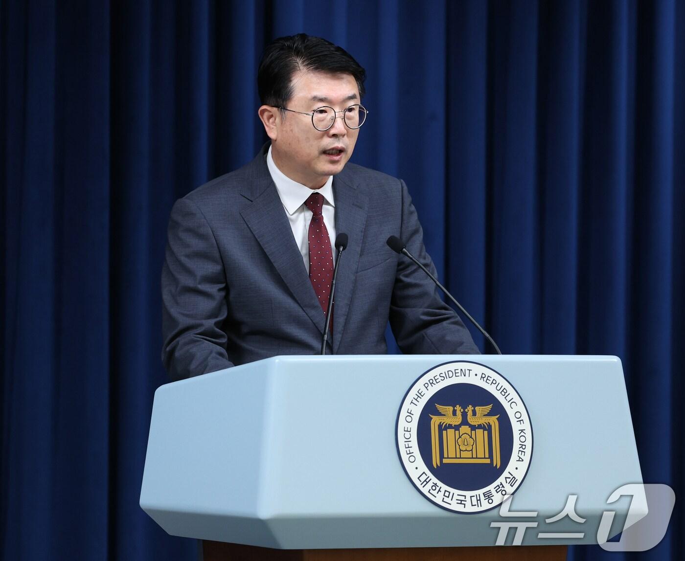 본문 이미지 - 장상윤 사회수석이 19일 서울 용산 대통령실 청사 브리핑룸에서 추석 연휴 응급의료 대응 상황 및 의료개혁 관련 브리핑을 하고 있다. 2024.9.19/뉴스1 ⓒ News1 송원영 기자