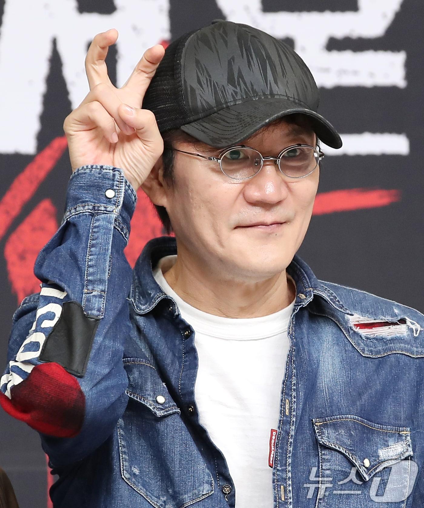 본문 이미지 - 박진표 감독이 19일 오후 서울 양천구 목동 SBS에서 열린 SBS 새 금토드라마 '지옥에서 온 판사'(극본 조이수/연출 박진표) 제작발표회에 참석해 포즈를 취하고 있다. '지옥에서 온 판사'는 판사의 몸에 들어간 악마 강빛나(박신혜 분)가 지옥 같은 현실에서 인간적인 열혈형사 한다온(김재영 분)을 만나 죄인을 처단하며 진정한 판사로 거듭나는 선악공존 사이다 액션 판타지 드라마다. 2024.9.19/뉴스1 ⓒ News1 권현진 기자