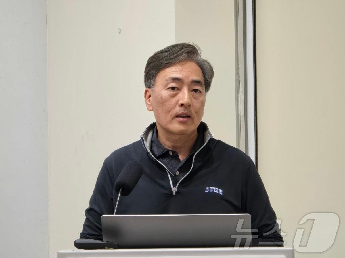 본문 이미지 - 김정상 미국 듀크대 전자공학과 교수가 18일(현지시간) 워싱턴DC 주미한국대사관에서 '양자컴퓨터의 현황과 전망'을 주제로 한 세미나에서 강연하고 있다.