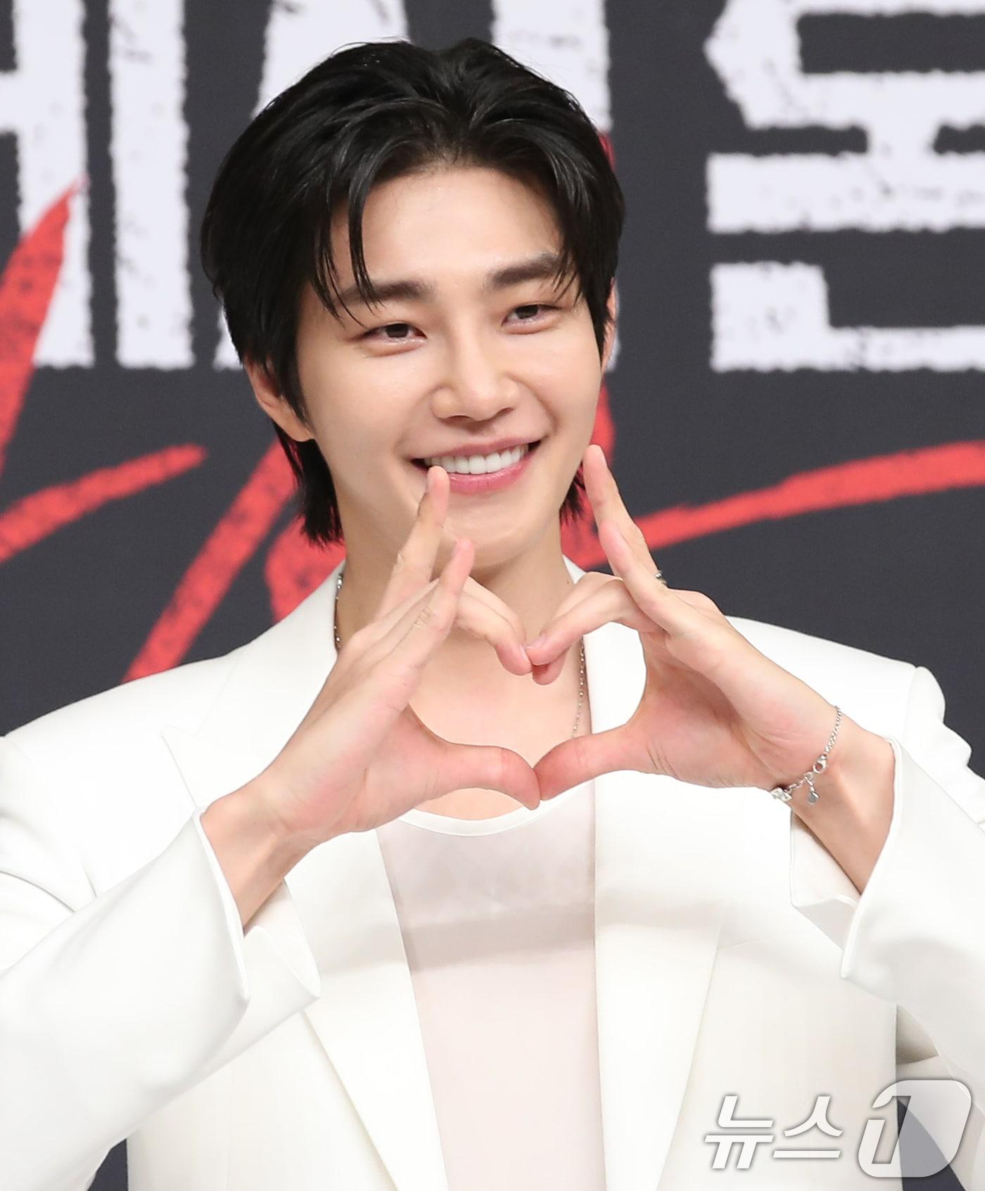 본문 이미지 - 배우 김재영이 19일 오후 서울 양천구 목동 SBS에서 열린 SBS 새 금토드라마 '지옥에서 온 판사'(극본 조이수/연출 박진표) 제작발표회에 참석해 포즈를 취하고 있다. '지옥에서 온 판사'는 판사의 몸에 들어간 악마 강빛나(박신혜 분)가 지옥 같은 현실에서 인간적인 열혈형사 한다온(김재영 분)을 만나 죄인을 처단하며 진정한 판사로 거듭나는 선악공존 사이다 액션 판타지 드라마다. 2024.9.19/뉴스1 ⓒ News1 권현진 기자