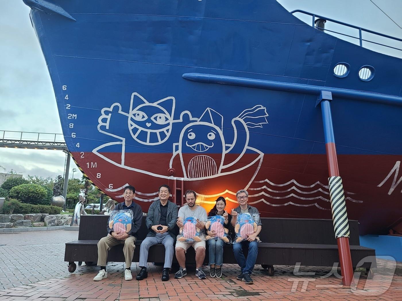 본문 이미지 - 노란 고양이 ‘무슈샤(M. Chat)’로 유명한 세계적인 그라피티 아티스트 토마 뷔유(Thoma Vuille)가 지난 16일 장생포 고래박물관 앞에 전시된 제6진양호에 ‘장생이’와 ‘무슈샤’의 컬래버 그라피티를 그렸다.(울산 남구 제공)