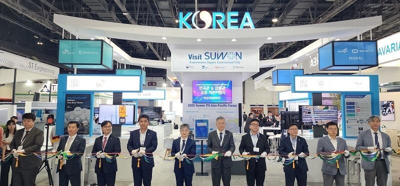 본문 이미지 - 손진식 한국도로공사 부사장&#40;왼쪽에서 두번째&#41; 등이 아랍에미리트&#40;UAE&#41; 두바이에서 개최된 ‘제30회 지능형교통체계&#40;ITS&#41; 세계총회’에서 한국관 개관 리본 커팅식을 하고 있다. /한국도로공사 제공