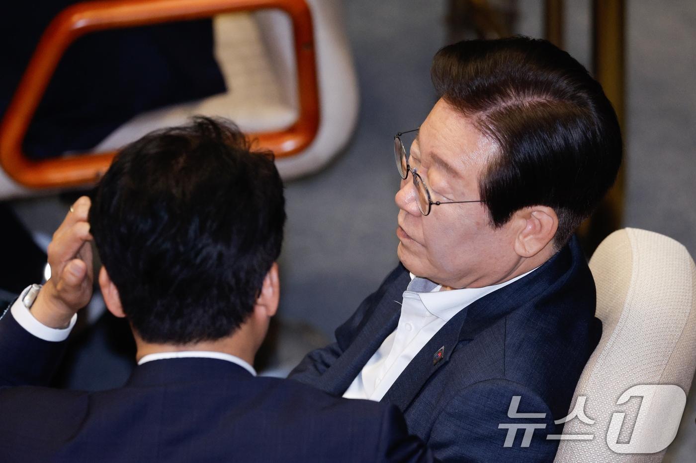 이재명 더불어민주당 대표가 19일 오후 서울 여의도 국회에서 열린 제418회국회(정기회) 제8차 본회의에서 지역사랑상품권 이용 활성화에 관한 법률 일부개정법률안(대안) 표결을 앞두고 김민석 최고위원과 대화하고 있다. 2024.9.19/뉴스1 ⓒ News1 안은나 기자