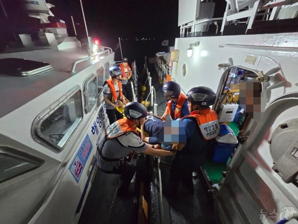본문 이미지 - 완도해경이 추석연휴 기간 응급환자를 긴급이송하고 있는 모습.&#40;완도해경 제공&#41;2024.9.19/뉴스1