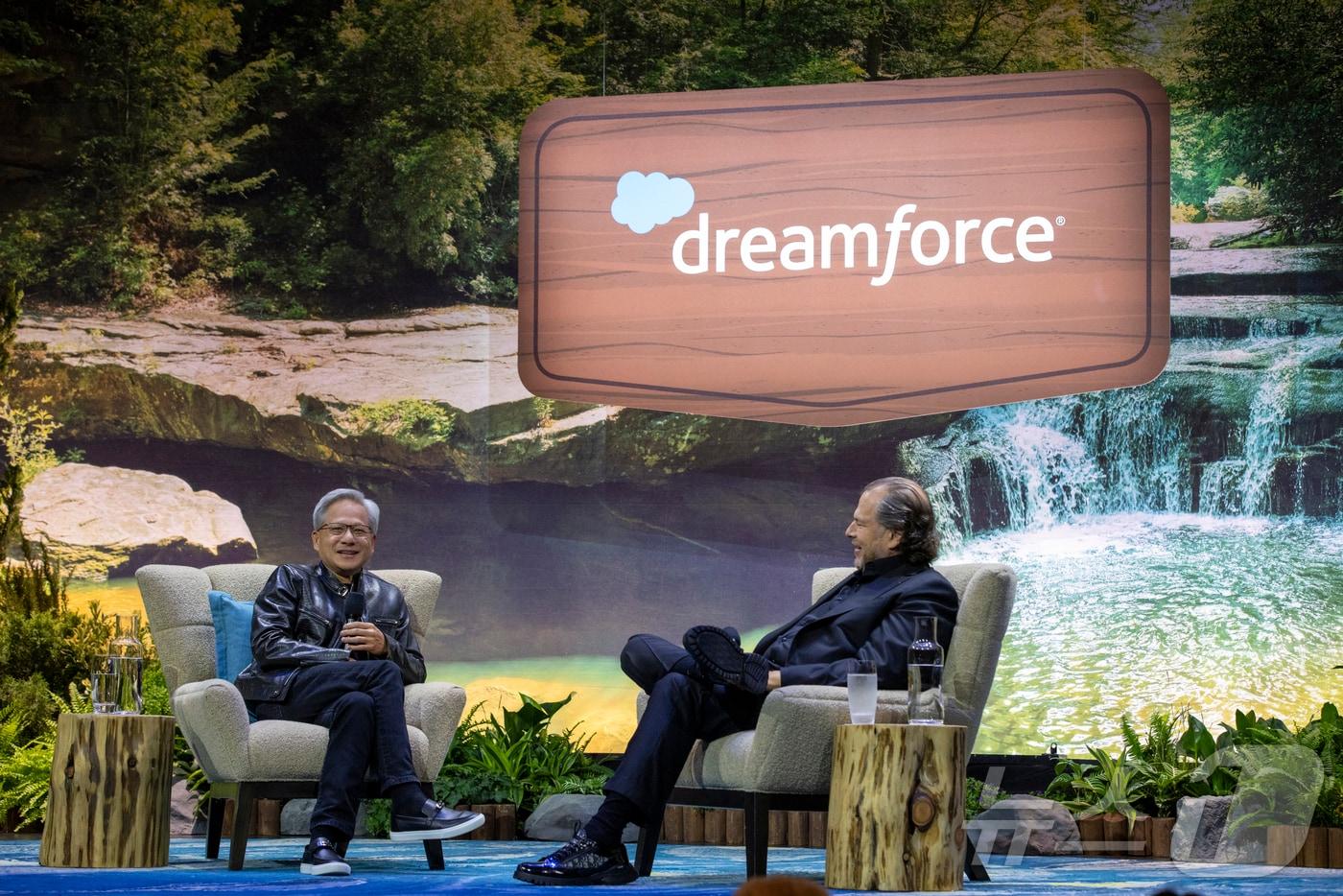 18일(현지 시각) 미국 샌프란시스코에서 열린 세일즈포스 연례 최대 규모의 글로벌 IT 콘퍼런스 드림포스 2024에서 마크 베니오프(Marc Benioff) 세일즈포스 창업자이자 최고경영자(CEO)와 젠슨 황(Jensen Huang) 엔비디아 최고경영자(CEO)가 스페셜 게스트 패널 세션을 진행하고 있다. 마크 베니오프와 젠슨 황은 AI 에이전트에 대한 주제로, 세일즈포스의 AI가 불러올 일하는 방식의 미래에 대해 이야기를 나눴다. (세일즈포스 제공) 2024.9.19/뉴스1