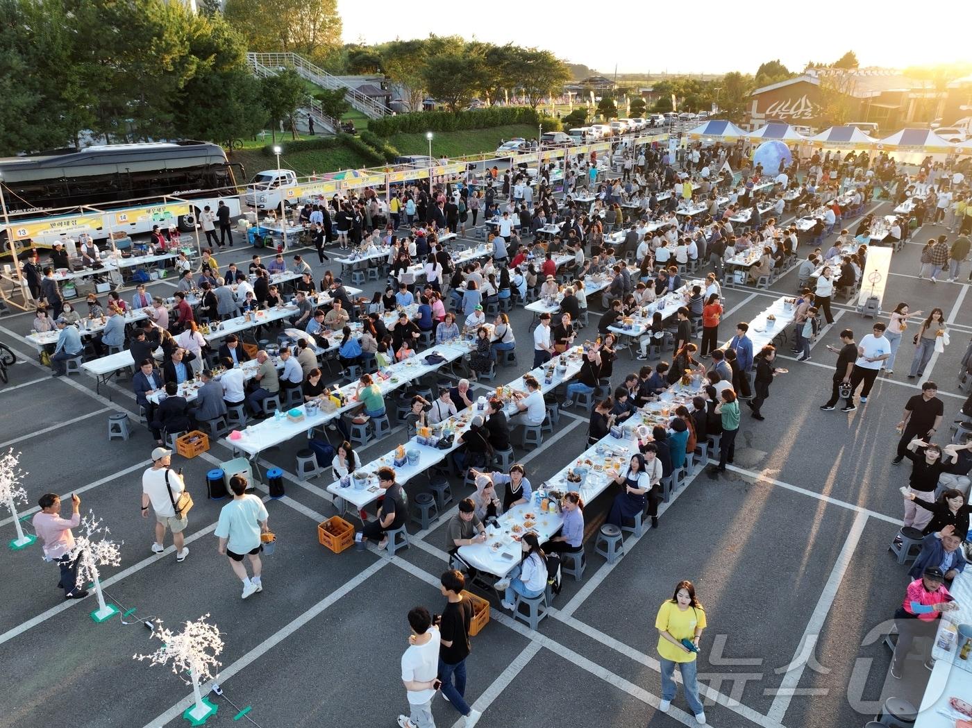 본문 이미지 - 전북자치도 완주군은 27일 군청 어울림 광장 일원에서 '2024 청년 맥주 축제, 일맥상통'을 개최한다고 19일 밝혔다.지난해 축제 모습(완주군 제공)2024.9.19/뉴스1