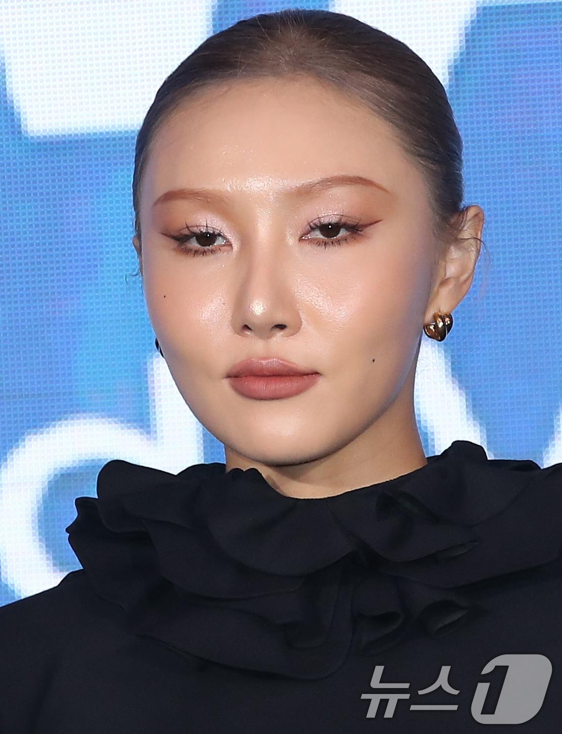 본문 이미지 - 가수 화사가 파격적인 올백머리로 눈길을 끌었다. ⓒ News1 권현진 기자