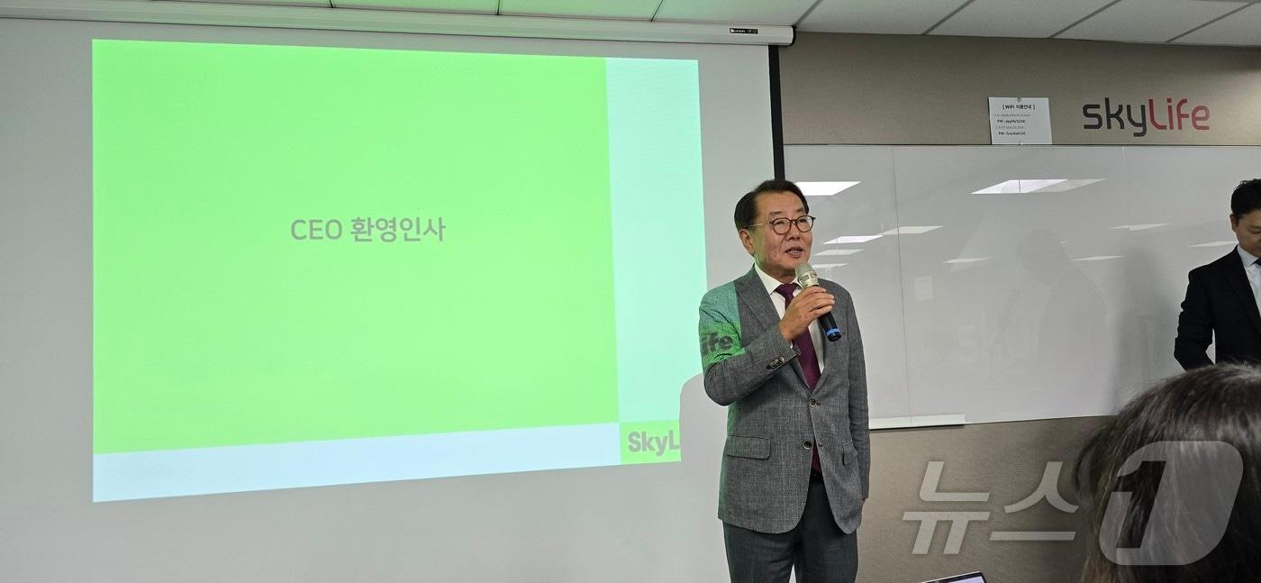 본문 이미지 - 19일 서울 마포구서 KT스카이라이프는 AI 무인 스포츠 중계 신사업을 설명하는 기자 간담회를 가졌다. 사업의 개괄을 설명 중인 최영범 KT스카이라이프 대표./News1 ⓒ 뉴스1 윤주영 기자