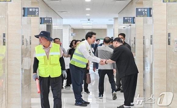 본문 이미지 - 원강수 강원 원주시장이 17일 원주추모공원 봉안당을 찾아 이용객들의 애로사항 확인 등 운영에 대한 점검 활동에 나서고 있다. (원주시 제공) 2024.9.19/뉴스1